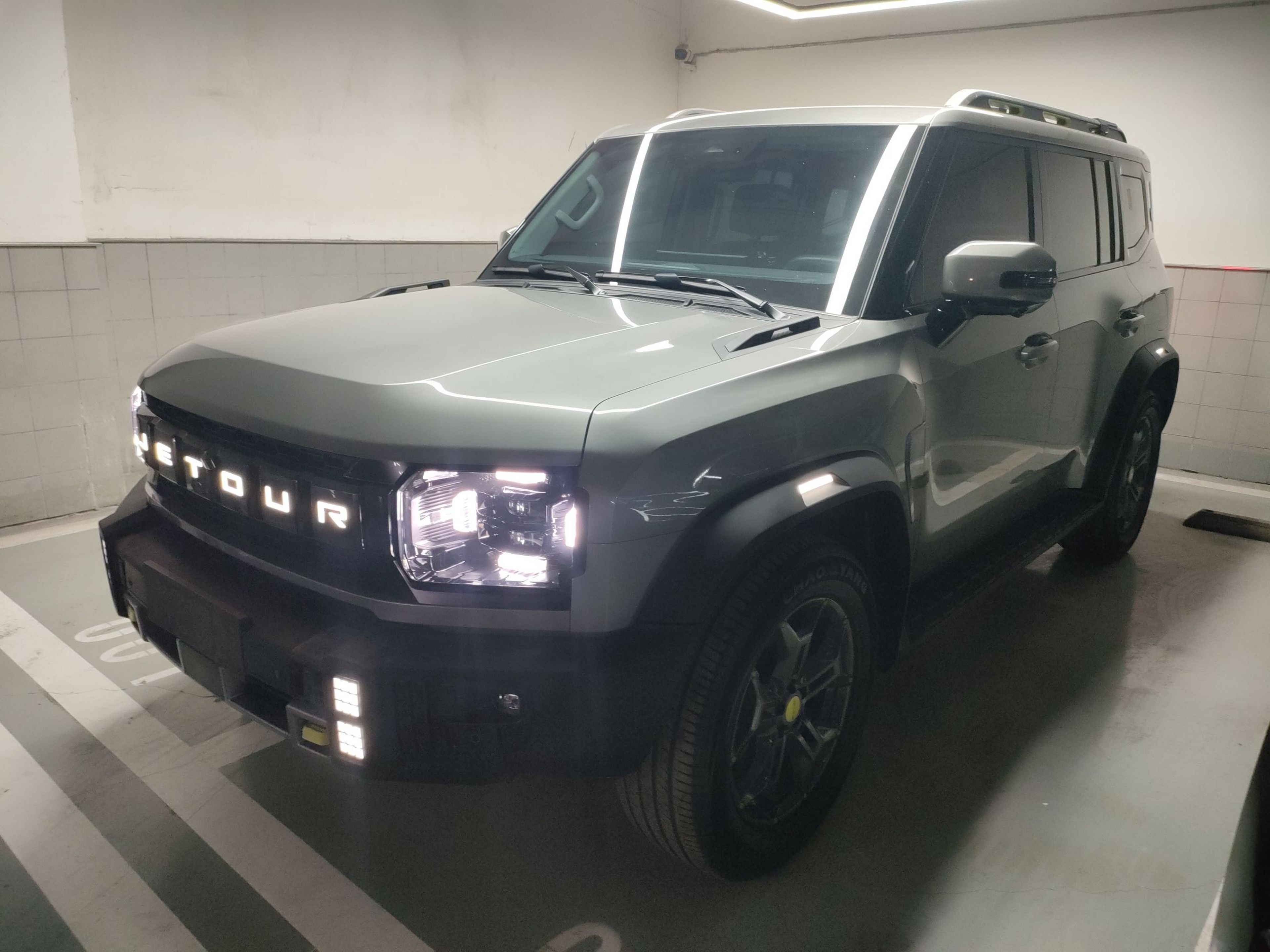 تحت مقدمة السيارة