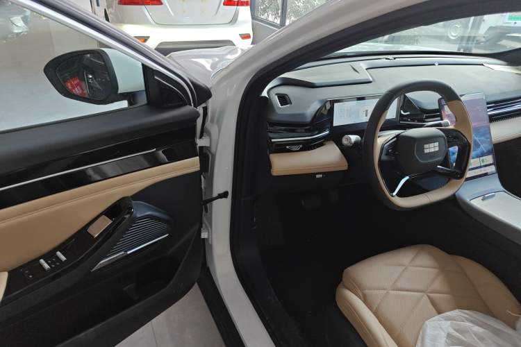 Used Geely Galaxy L6 2024 125km PLUS Dragon Edition