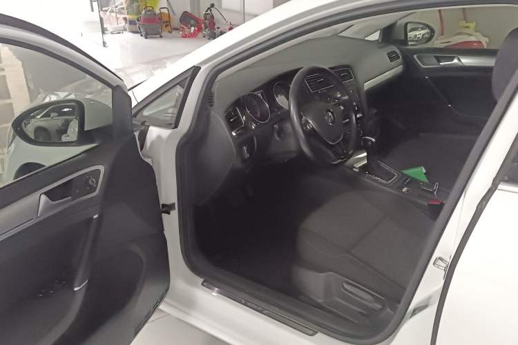 Used Volkswagen Golf 2020 Zhiai Edition 200TSI DSG Comfortable & Ambitious Version
