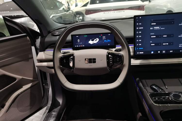 Used  Galaxy 8 2025 130km EM-i Deluxe Edition