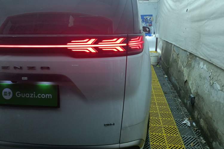 Used Denza D9 2022 DM-i 1040 Prestige Model
