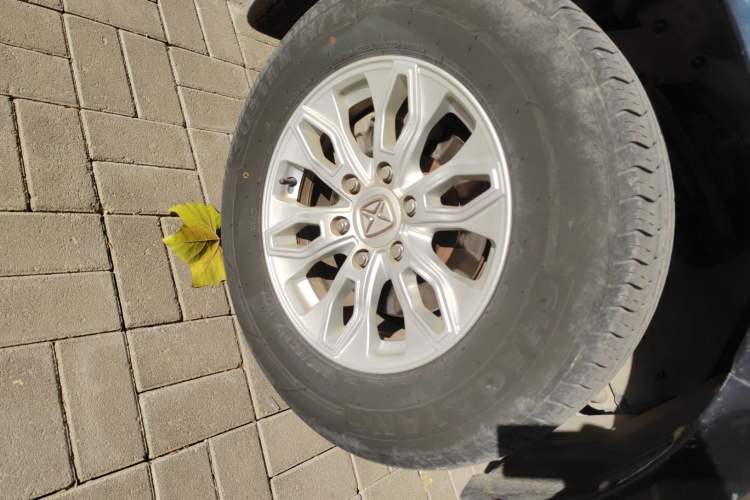 Used JMC Yusheng S350 2014 2.4T Automatic 2WD Diesel Luxury Version with Sunroof 5 Seats
