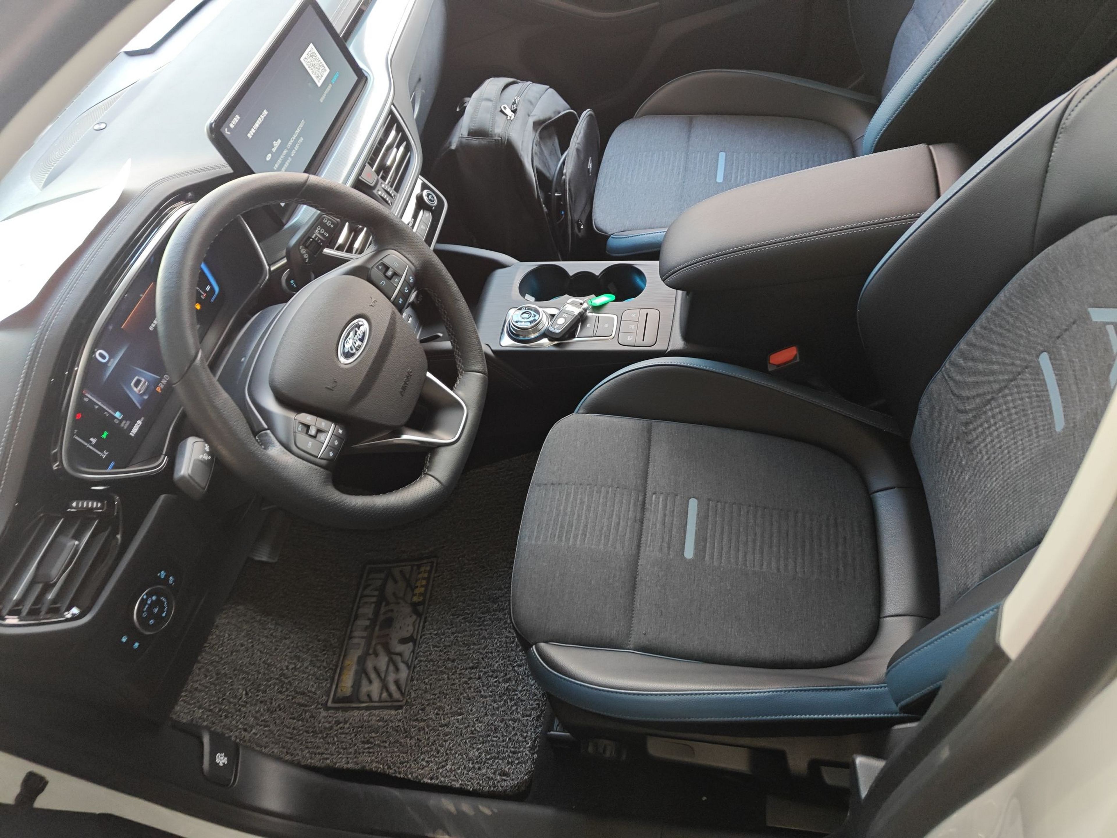 Переднее сиденье в автомобиле