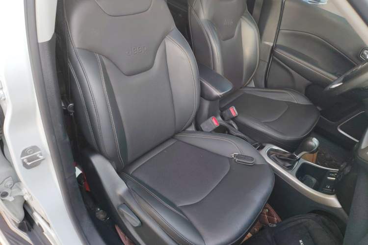 Used  Compass 2019 200T Automatic Family Edition - Connected Large Screen Version