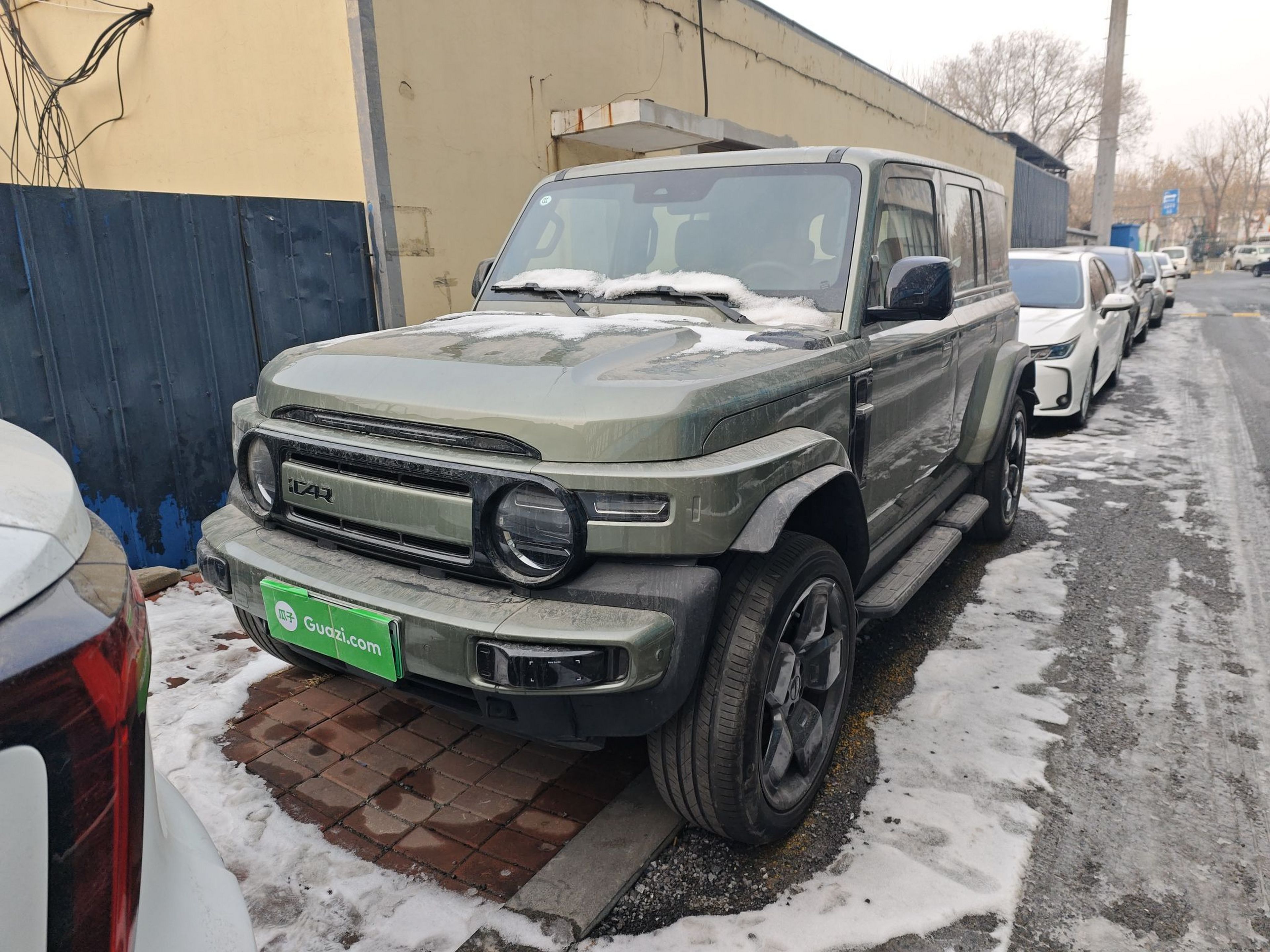 تحت مقدمة السيارة