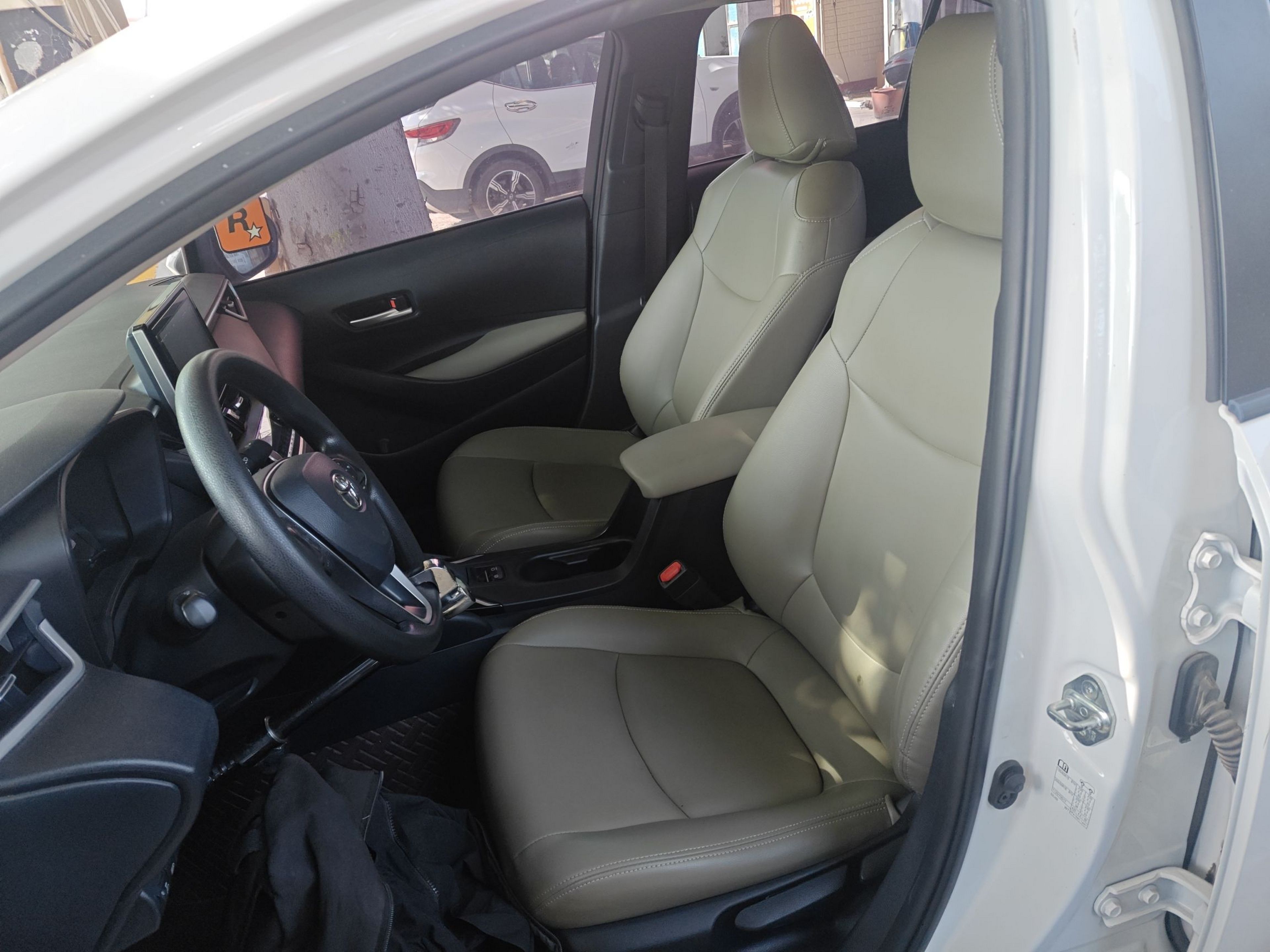 المقاعد الأمامية داخل السيارة