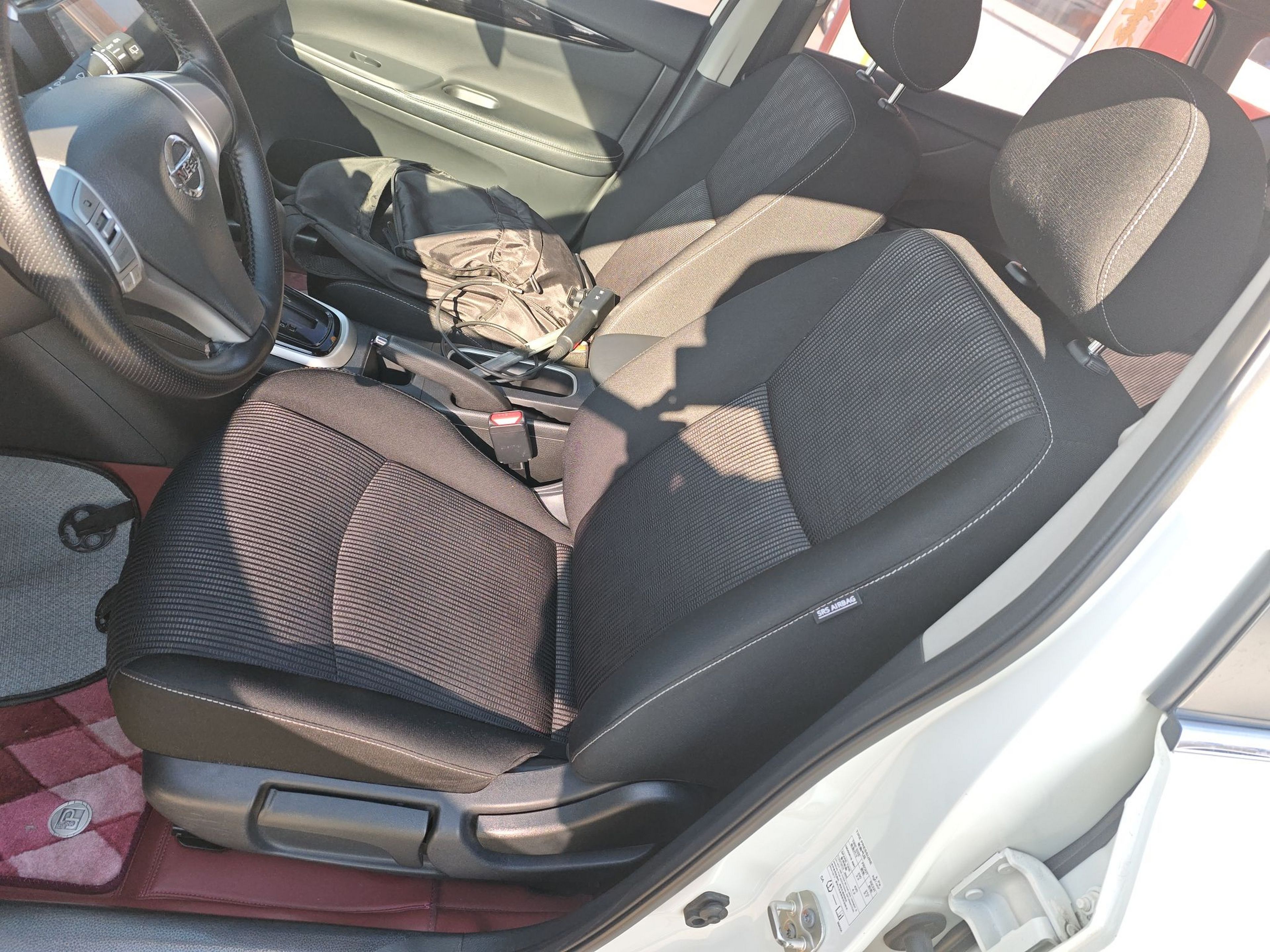 Переднее сиденье в автомобиле