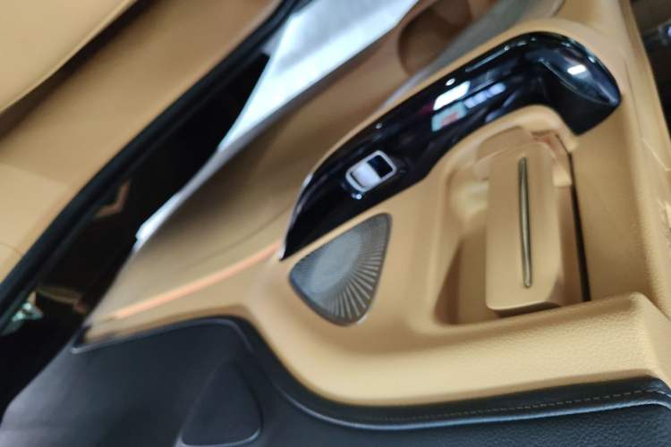 Used VOYAH Dream 2025 PHEV Four-Wheel Drive Prestige Kunpeng Edition
