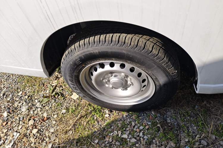 Used Wuling Yangguang 2024 300KM Comfort Version Passenger Van 75kW
