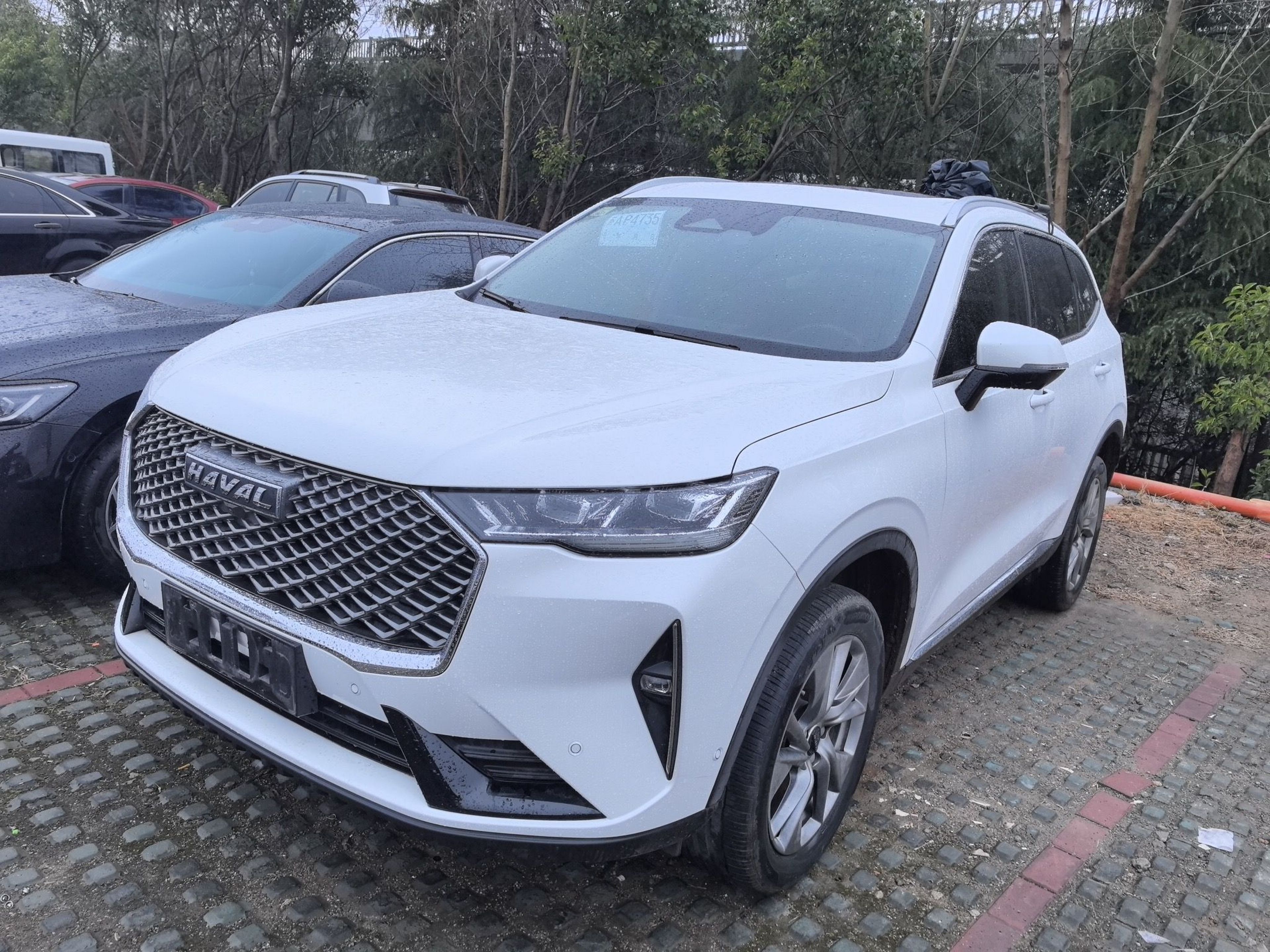 Под передней частью автомобиля