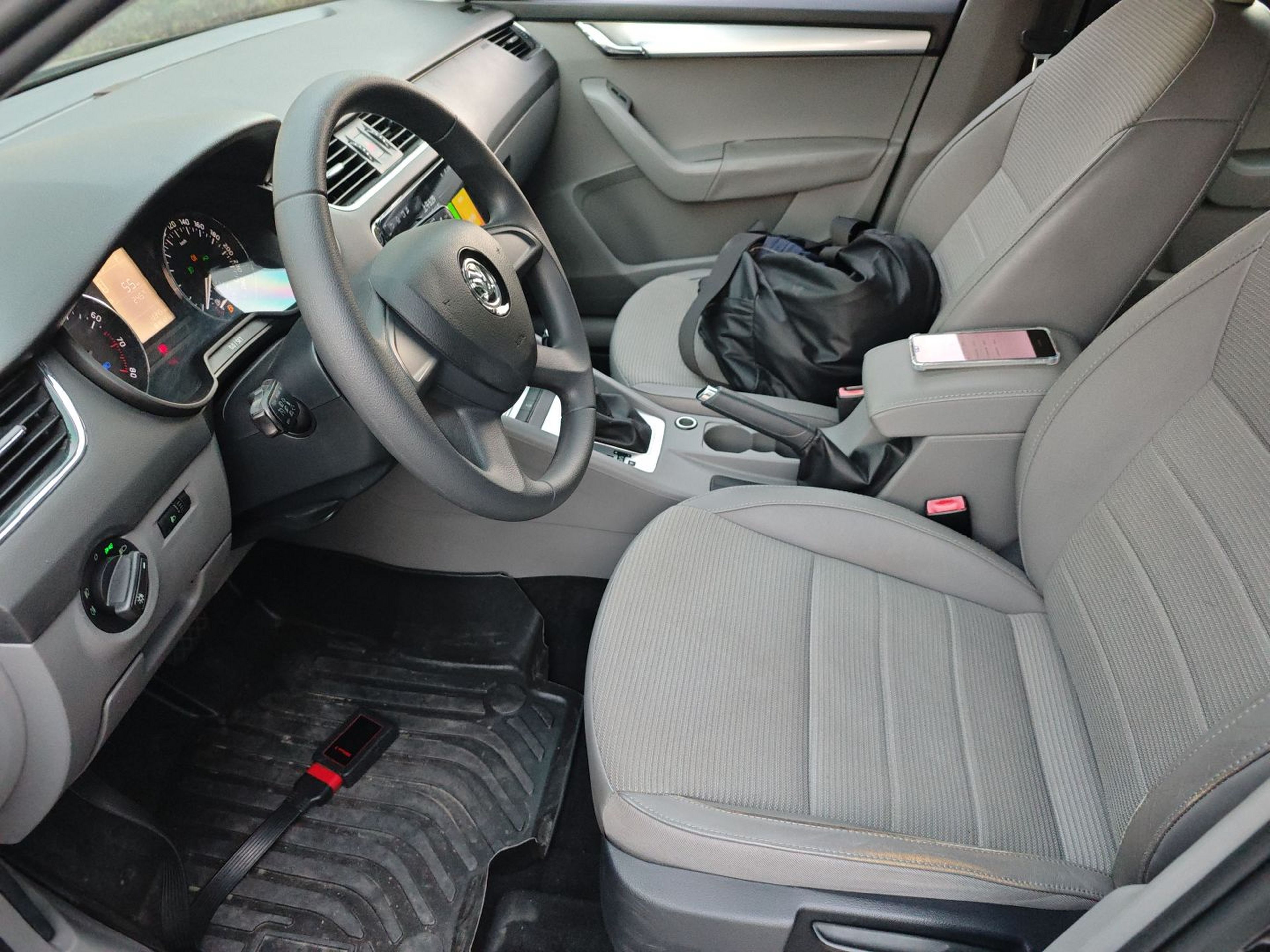 Переднее сиденье в автомобиле