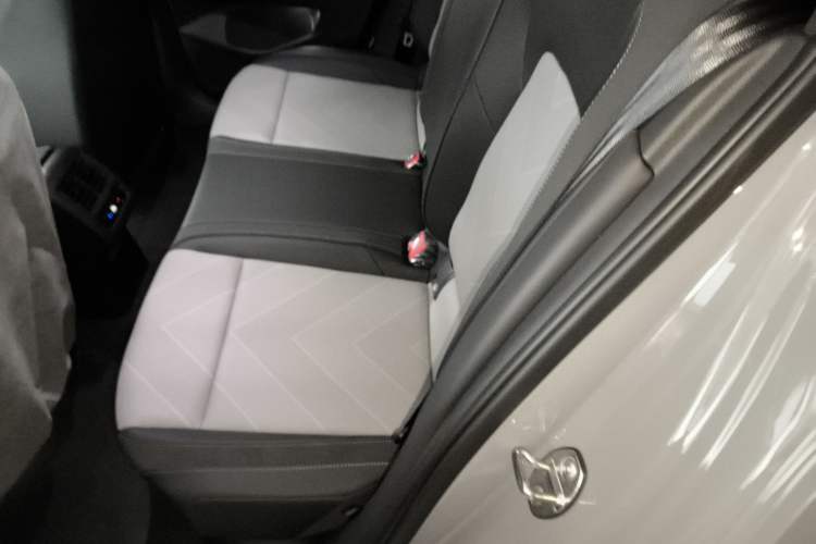 Used Volkswagen Golf 2025 300TSI R-Line
