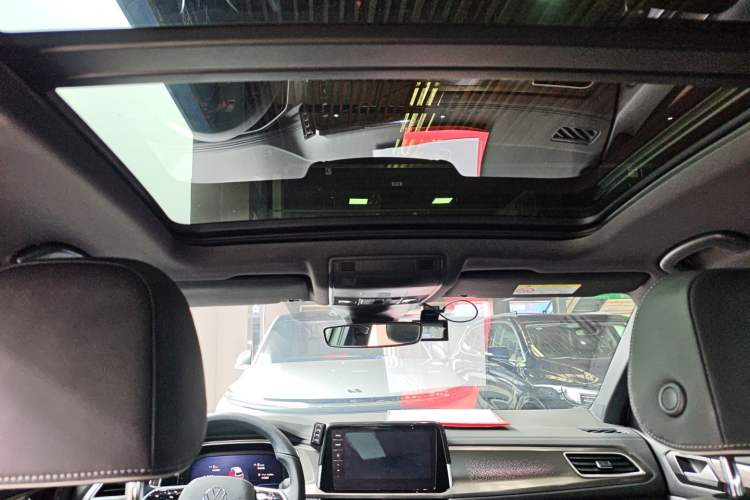 Used Volkswagen T-ROC 2023 300TSI DSG Two-Wheel-Drive Chen Guang Edition
