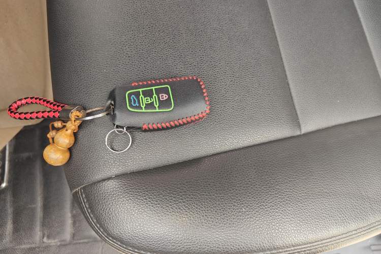 Used JMC Yusheng S350 2013 2.4T Automatic 2WD Diesel Luxury Edition 5 Seats
