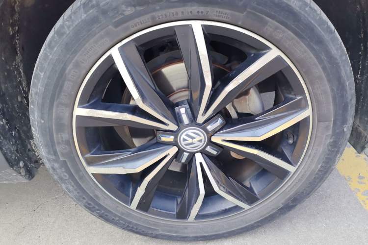 Used Volkswagen Tiguan L 2019 Revised 330TSI Automatic Two-Wheel Drive Smart & Luxury Edition China VI Standard
