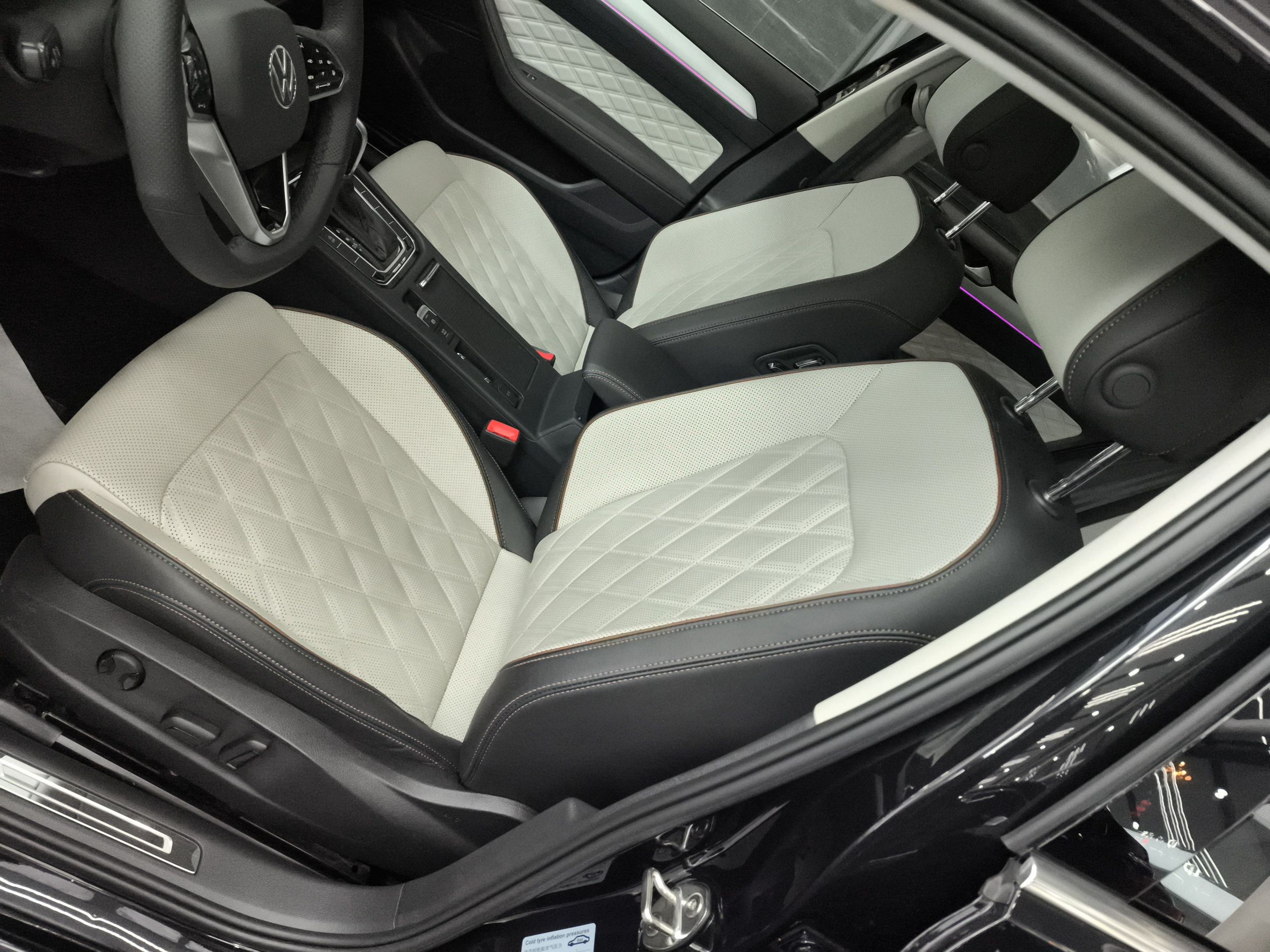 المقاعد الأمامية داخل السيارة