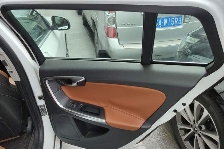 Used Volvo V60 2015 T5 Zhiya Edition
