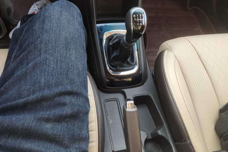 Used Baojun 310W 2017 1.5L Manual Fashion Model China V
