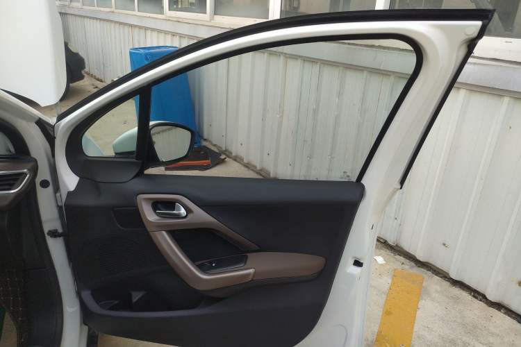 Used Peugeot 2008 2014 1.6L Automatic Fashion Edition
