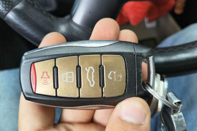 Used Haval H8 2015 2.0T two-wheel drive Comfort trim level
