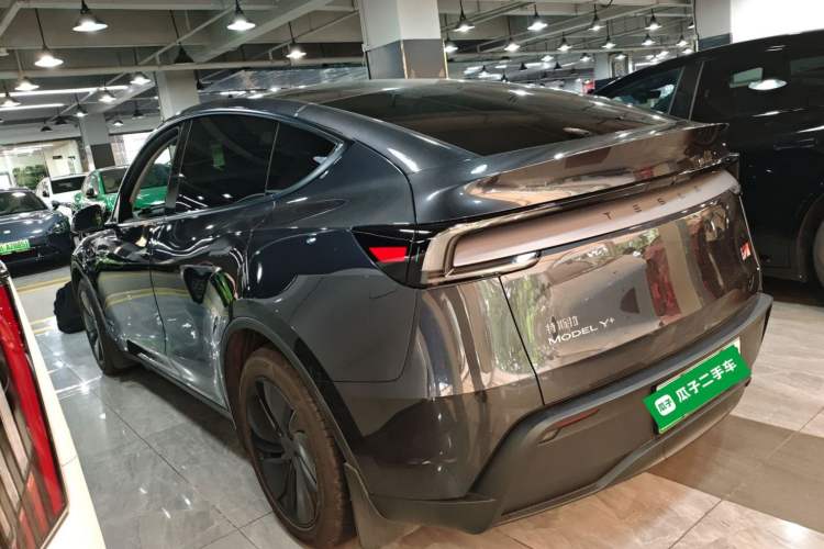 Used Tesla Model Y 2025 Long-Range All-Wheel-Drive Version
