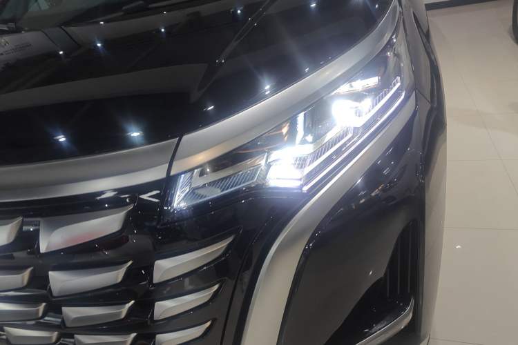 Used Denza D9 2022 DM-i 1040 Prestige Model
