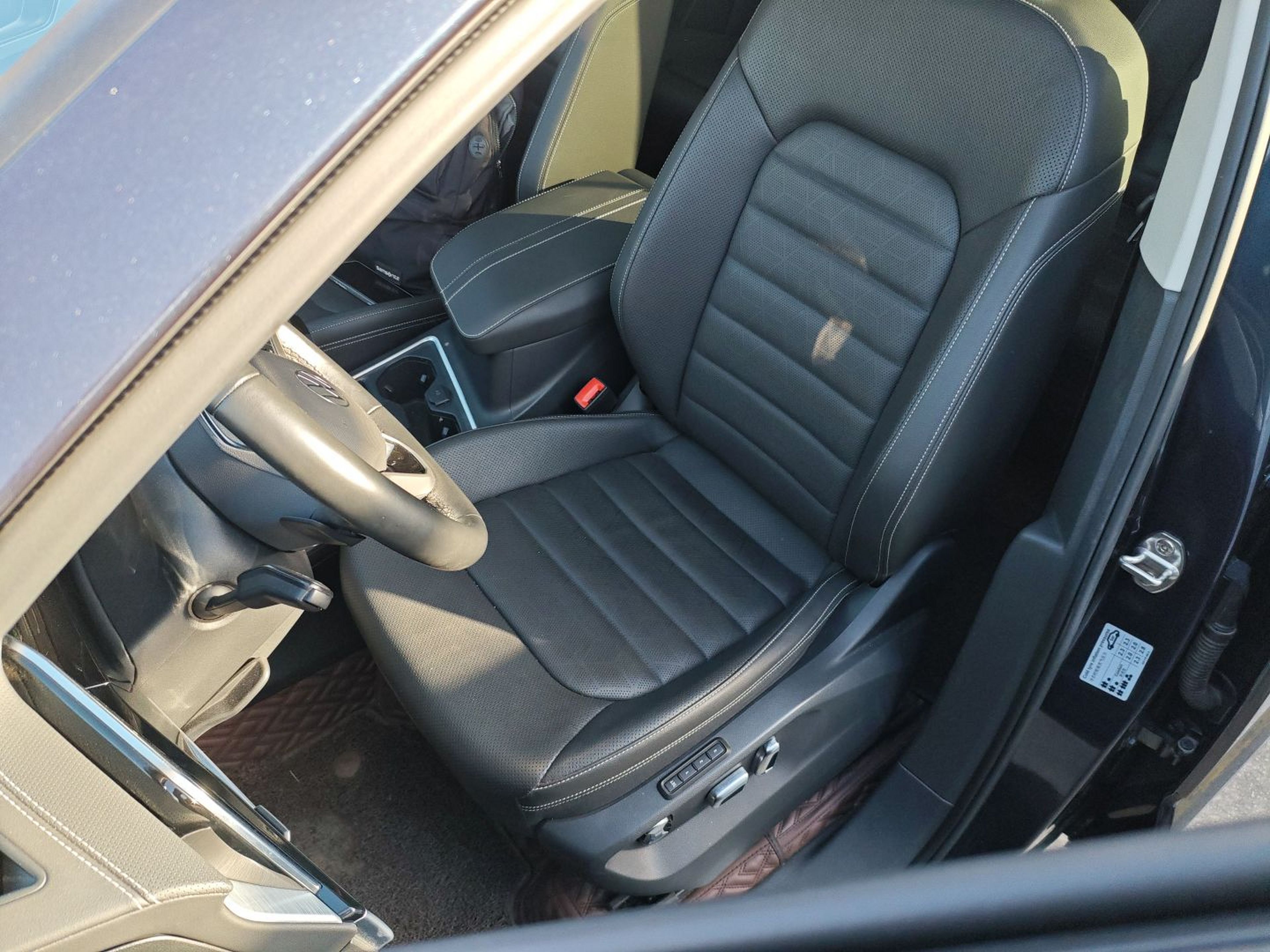 المقاعد الأمامية داخل السيارة