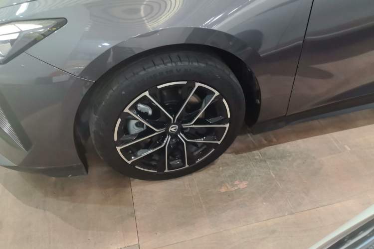 Used Changan UNI-V iDD 2024 Blue Whale Smart Electric iDD 136km ZhiKu Model
