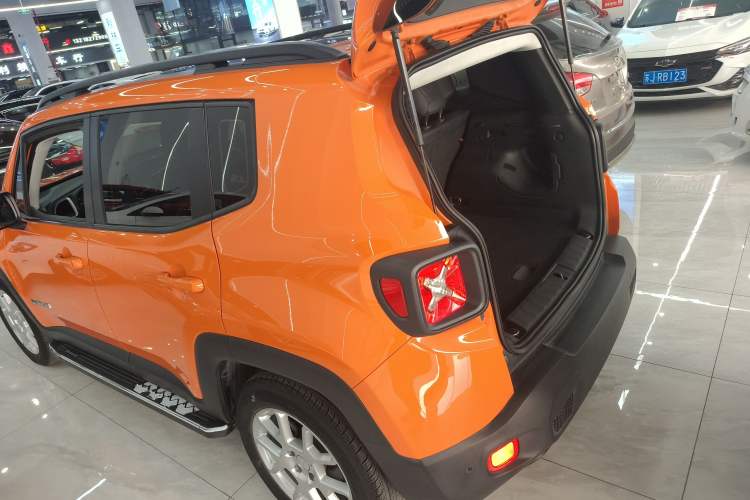 Used  Renegade 2019 220T Automatic Leading Edition
