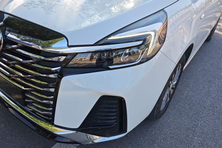 Used Buick GL8 2023 Facelifted Land Cruiser Executive Luxury Version
