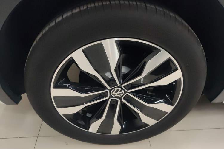 Used Volkswagen Tiguan L 2024 Outstanding Model 330TSI Automatic Two-Wheel Drive R-Line Dragon Glory Edition
