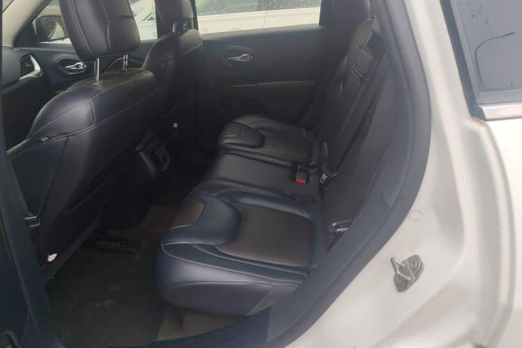 Used  Cherokee 2016 2.4L Leading Edition