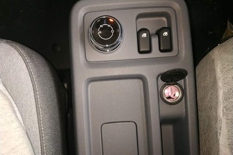 Used Wuling Yangguang 2024 300KM Comfort Version Passenger Van 75kW