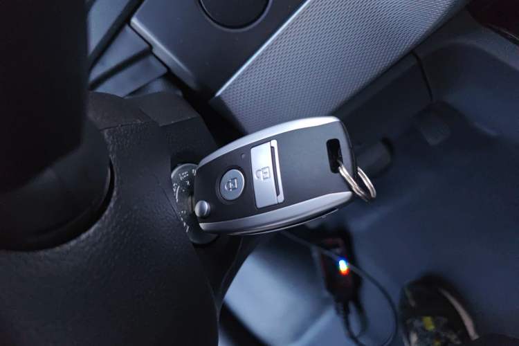 Used  Yufeng 2023 V9+ 2.0T Manual Front-Wheel-Drive Multi-Function Mid-Roof Van with 7/8/9 Seats
