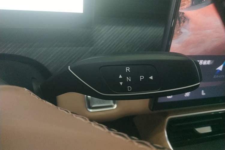 Used Chery Tiggo 8 L 2024 2.0T Two-Wheel Drive Luxury Edition 5 Seats
