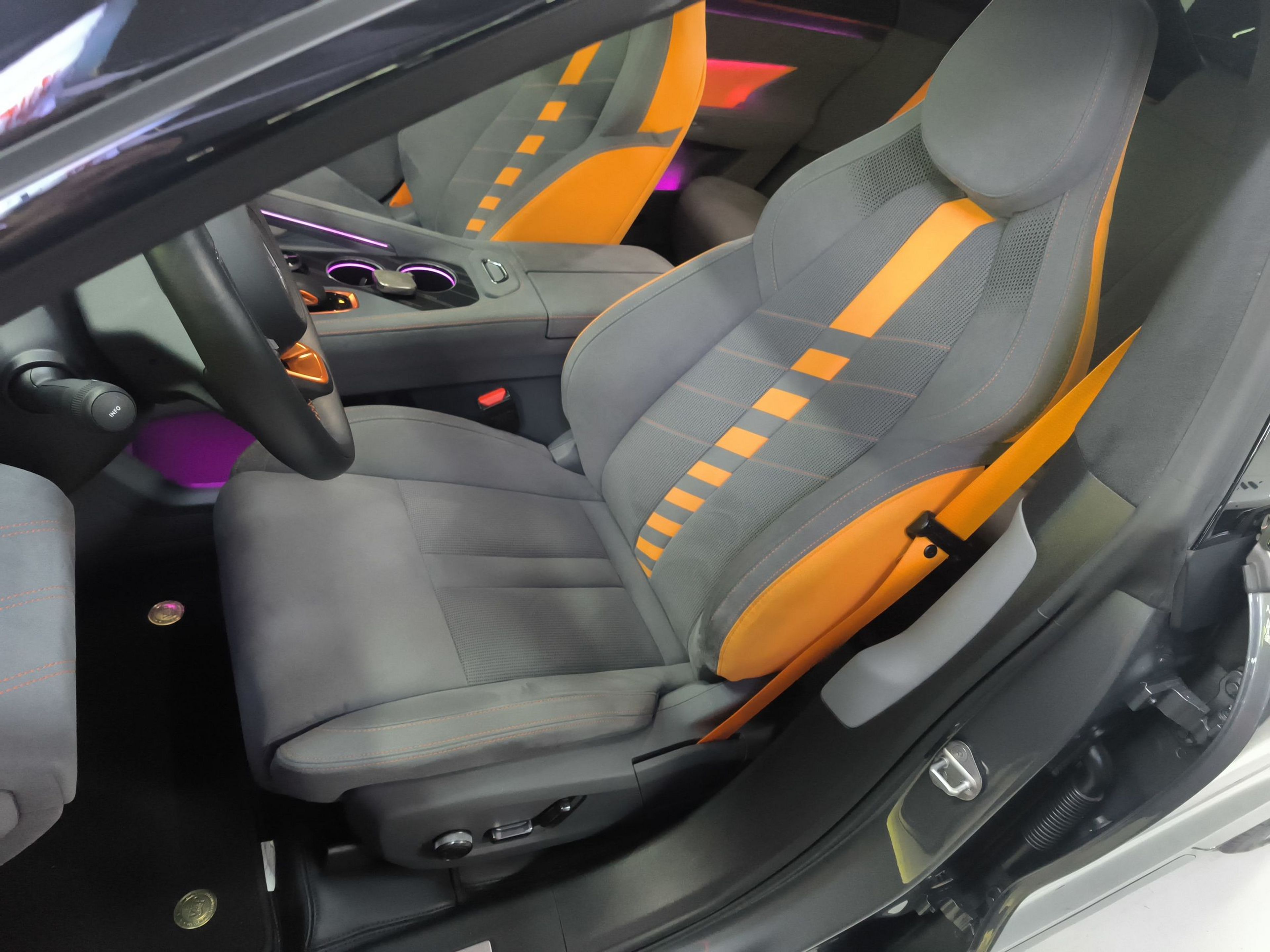 المقاعد الأمامية داخل السيارة