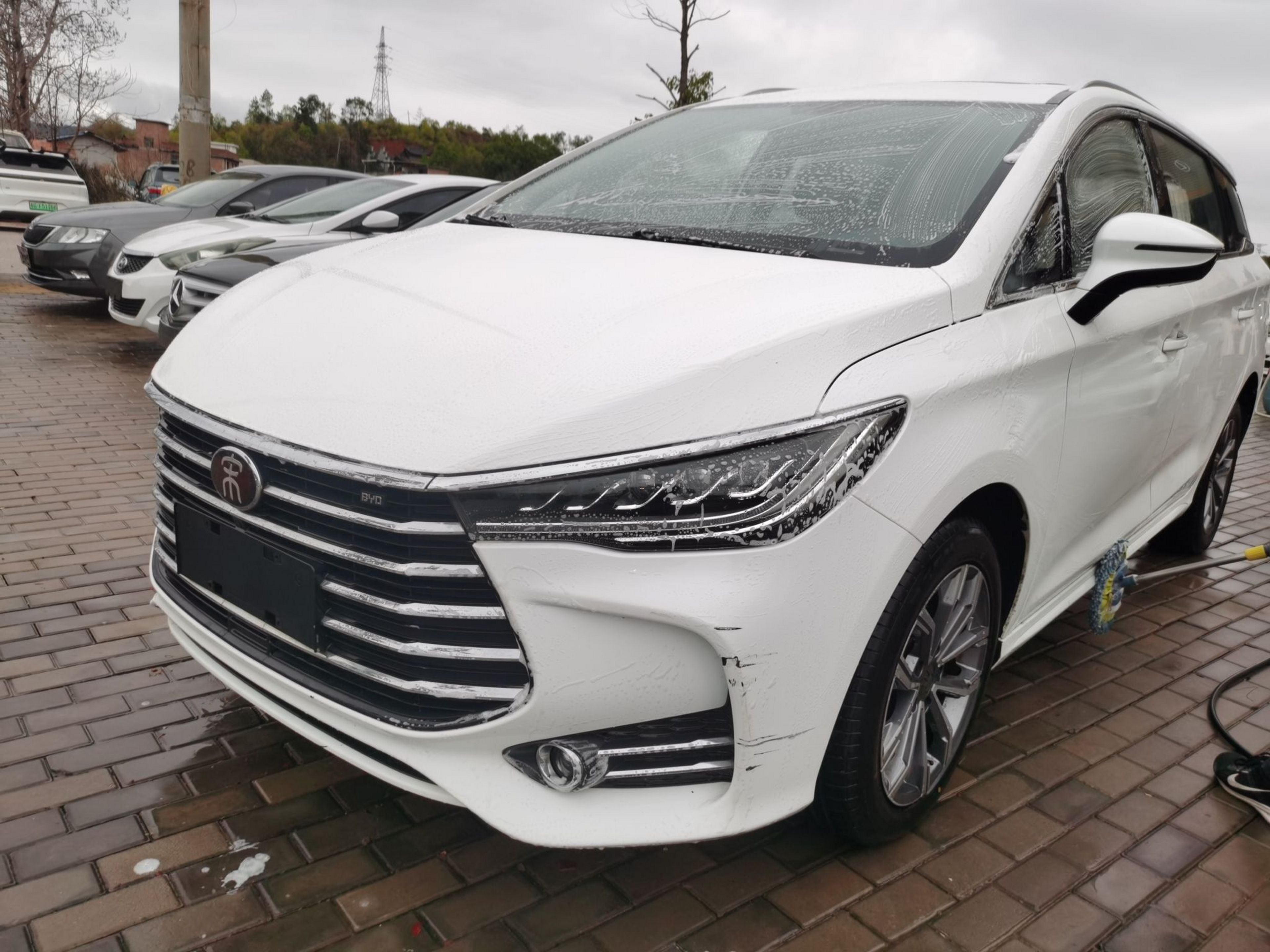 تحت مقدمة السيارة