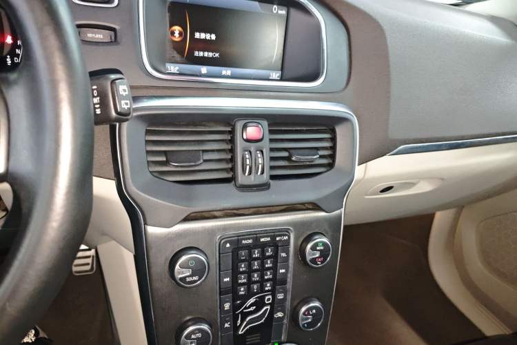 Used Volvo V40 2014 2.0T Zhiya Edition
