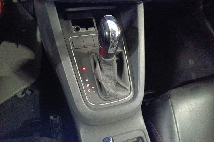 Used Volkswagen Sagitar 2015 1.6L Automatic Fashion Model
