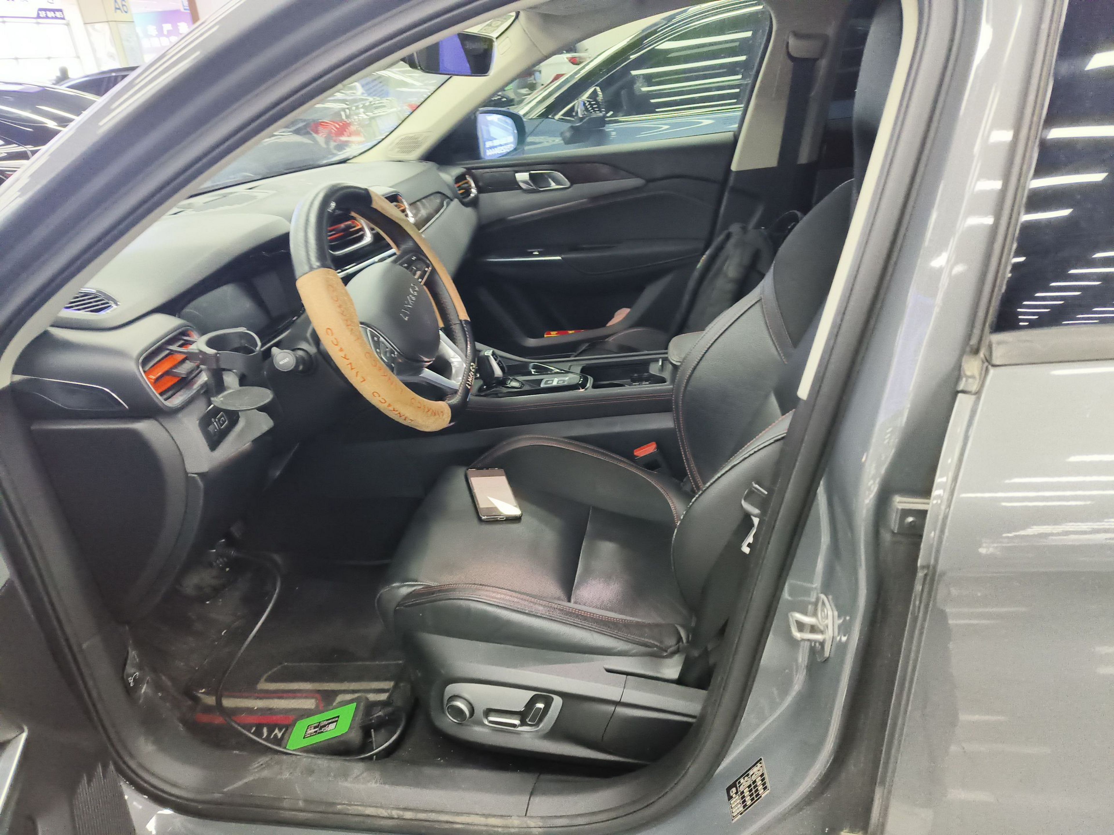 Переднее сиденье в автомобиле