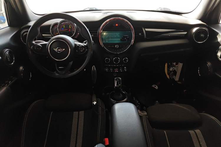 Used  MINI 2018 1.5T COOPER Racing Edition Five-Door Version
