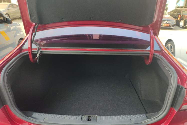 Used Roewe i6 2017 20T Automatic Internet Smart Edition
