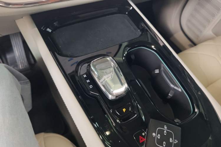 Used Volvo EM90 2025 Ultra Six-Seater
