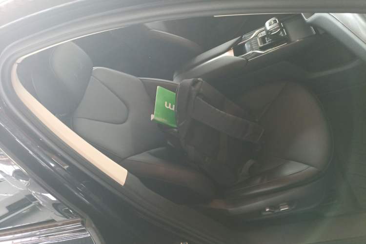 Used Hongqi E-QM5 2022 431 km Charge & Enjoy Edition
