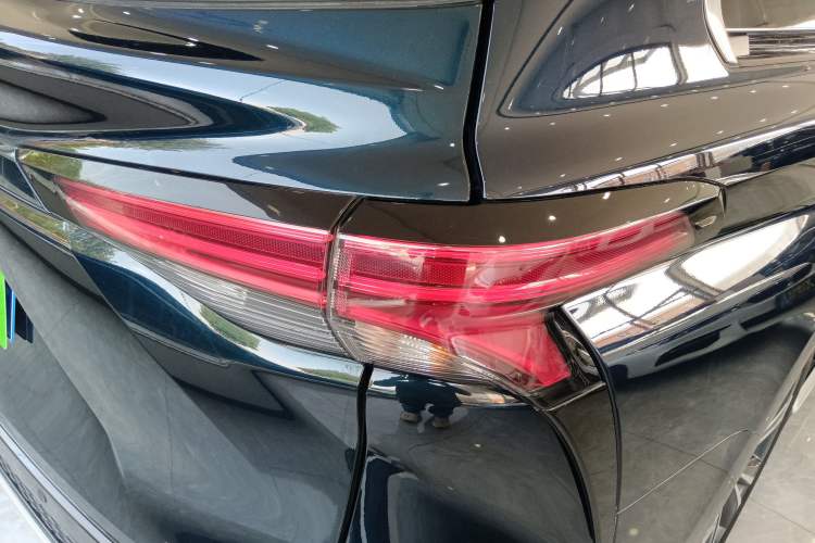 Used Toyota Granvia 2023 2.5L Hybrid Flagship VIP Edition
