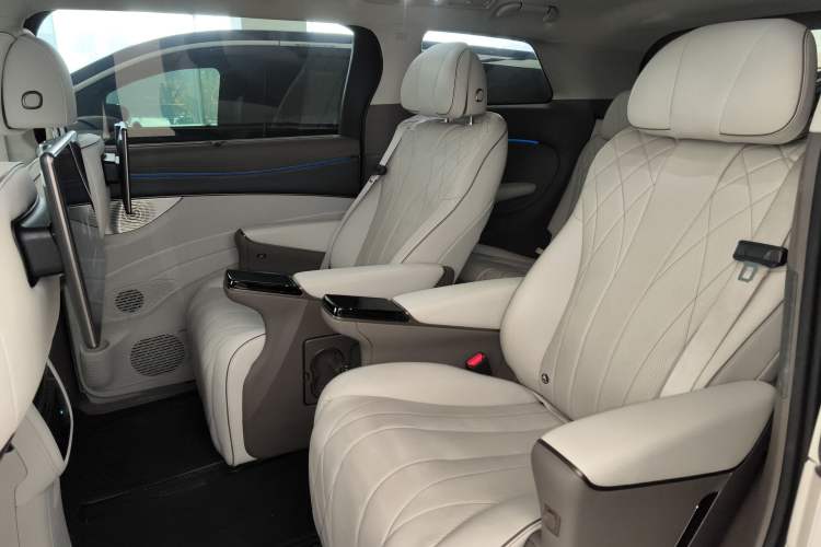 Used Denza D9 2022 DM-i 970 Four-Wheel Drive Flagship Model
