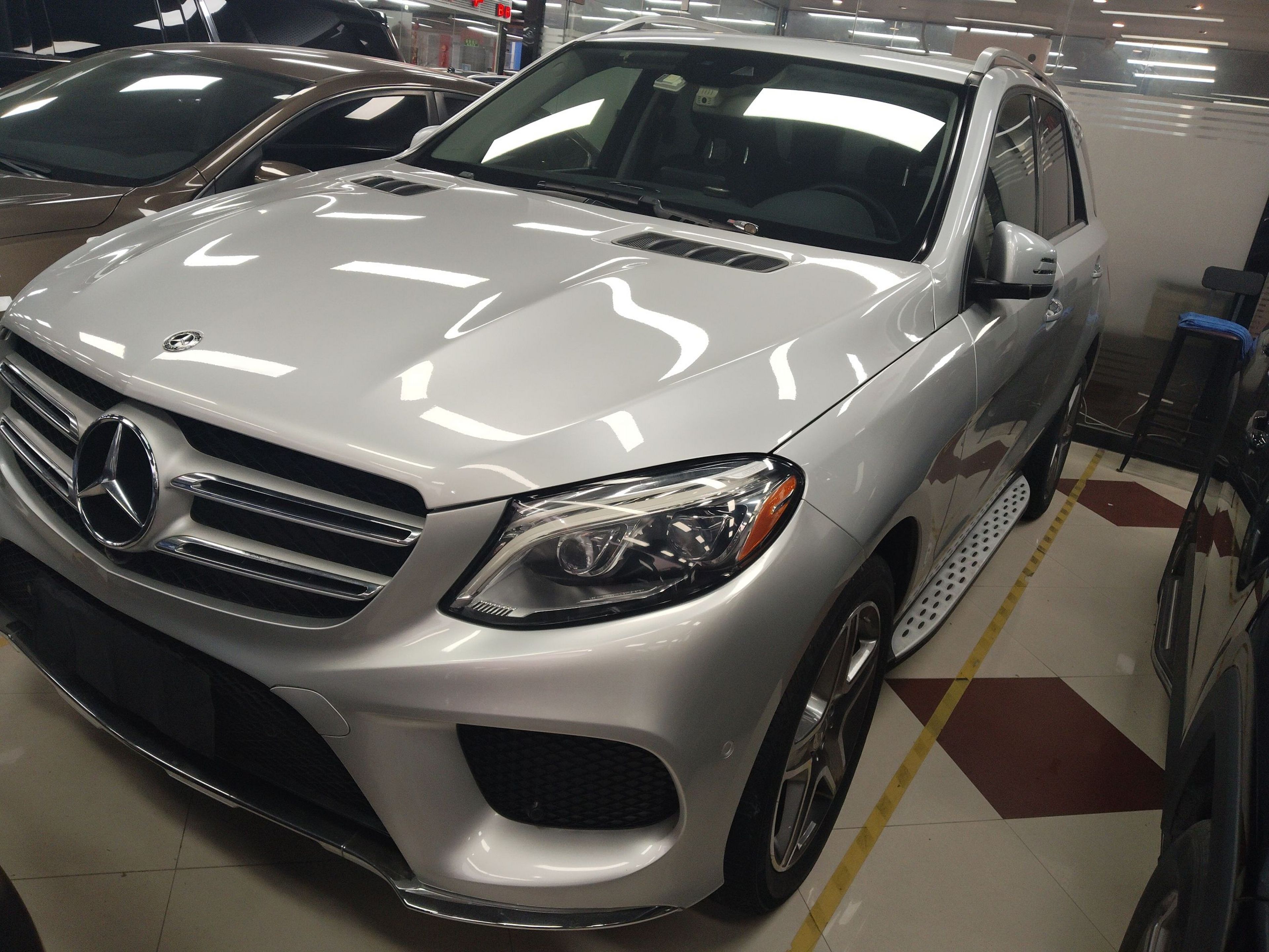 تحت مقدمة السيارة