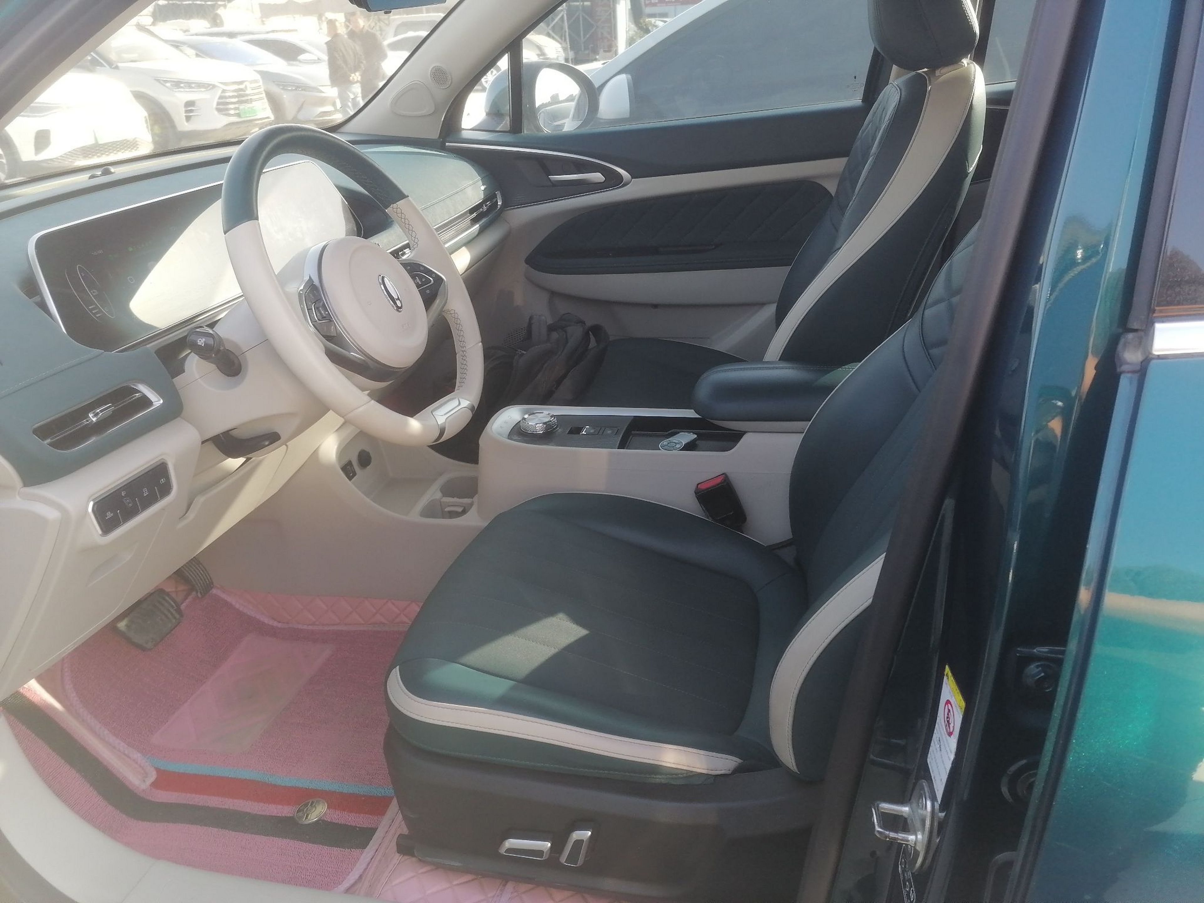 Переднее сиденье в автомобиле