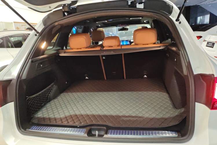 Used Mercedes-Benz GLC 2022 Second Facelift GLC 260 L 4MATIC Luxury Edition
