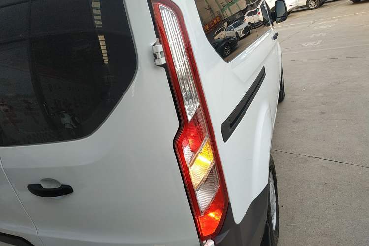 Used Ford Transit 2017 2.0T Diesel Multi-Purpose Commercial Vehicle Short Wheelbase Low Roof China V Standard
